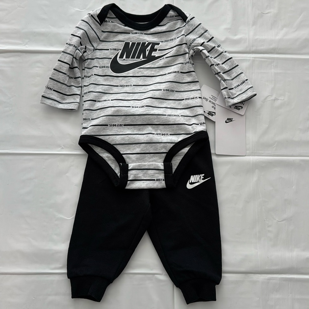 Nike Boys Striped Bodysuit & Pants 2 Piece set Black/White 
New with tags